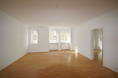 Großes Wohnzimmer, erster Stock und zentrale Lage- fehlen nur noch Sie!