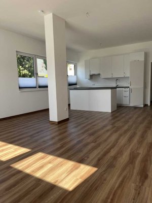 Wohnen mit Komfort: 2,5 Zimmer, Tageslichtbad & Stellplatz