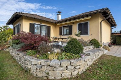 >> Gepflegter Bungalow auf sonnigem Eckgrundstück mit Garage & Pool <<
