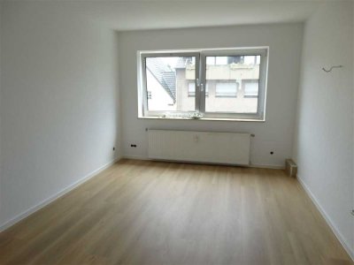 Bezugsfertig renovierte 2-Zi.-DG-Wohnung am Rand der Fußgängerzone!