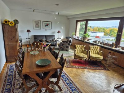 Geschmackvolle und großzügige Wohnung mit Balkon in guter Lage