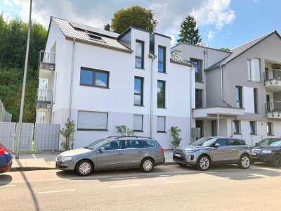 Erstbezug mit Terrasse und Einbauküche: Exklusive 2-Raum-EG-Wohnung mit geh. Innenausstattung