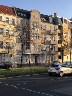 Erstbezug nach Sanierung – Charmante Altbauwohnung mit Balkon in zentraler Lage