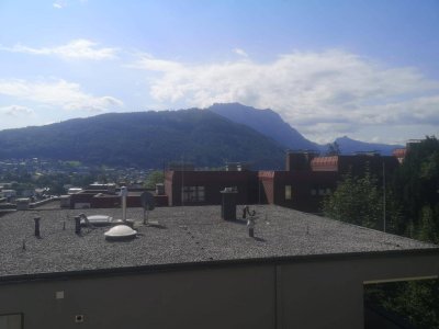 Schöne Villenwohnung in Aussichtslage mit Balkon und Parkplatz