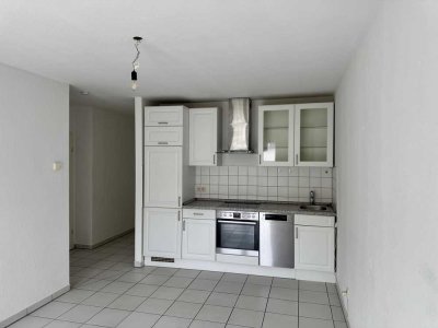 Helle, gut geschnittene 2-Raum-Wohnung mit Balkon und Einbauküche in Köln-Holweide