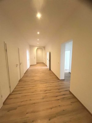 Wohnen oder Arbeiten - Neu sanierte, attraktive 7-Zimmer-Wohnung mit Terrasse am Wurzener Dom!