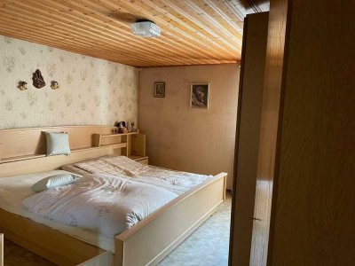 Charmantes, sanierungsbedürftiges Bauernhaus mit großem Garten und Nebengebäuden – eine Oase mit vie