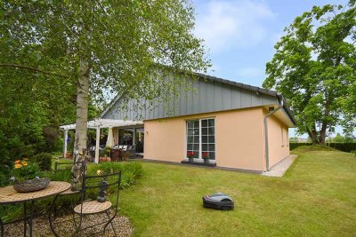 Freistehender Bungalow mit großen Grundstück