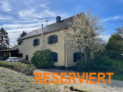 **RESERVIERT**Einfamilienhaus mit Nebengebäuden und Garten **