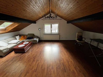 Gemütliche 2-Zimmer-Dachgeschosswohnung mit Top-Anbindung in ruhiger Lage
