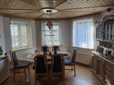 Zwei-Familienwohnhaus mit bezugsfertigem Erdgeschoß mit Garten, Balkon, Terrasse, 2 Garagen, Altbaumbestand