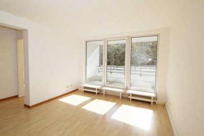 Schöne Wohnung mit Loggia, Blick ins Grüne + 2 TG-Stellplätze