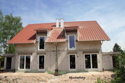 Großes Einfamilienhaus (Rohbauzustand) mit Garage