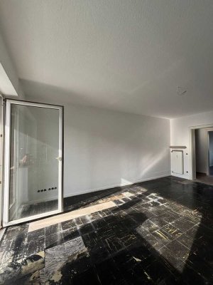 Reserviert | IN RENOVIERUNG | 2 Zimmer Wohnung | Balkon | Wannenbad mit Fenster