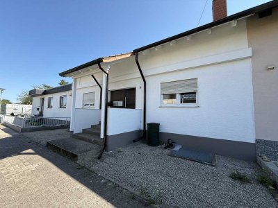 Stilvoll wohnen im Zweifamilienhaus - großzügige 4-ZKB im EG mit Kamin, Terrasse und Pergola