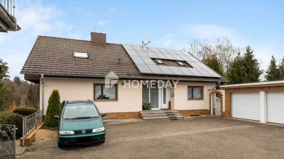Paketkauf: charmantes Zweifamilienhaus mit großem Garten und Schwimmteich in ruhiger Lage