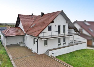 Generationenhaus mit Einliegerwohnung, Garage, Carport und ausbaufähigem Dachgeschoss