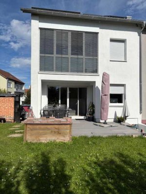 Doppelhaushälfte auf dem Mittelberg - ein Raumwunder mit Garten und zwei Stellplätzen