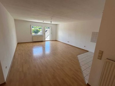 Schöne, gut geschnittene Eigentumswohnung mit Tageslichtbad, Balkon, Tiefgaragen- u. Außenstellplatz