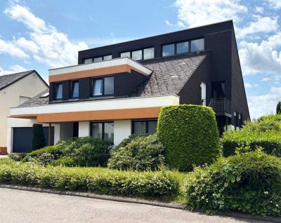 Einfamilienhaus mit Praxisräumen, Einliegerwohnung & Außenpool