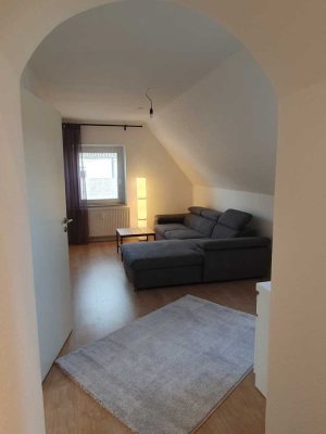 **Ab sofort** Frisch sanierte DG Wohnung für Singels!