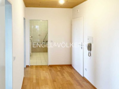 Frisch renovierte 2-Zimmer-Wohnung                                                     mit Loggia