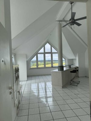 Lichtdurchflutete Wohnung mit Balkon, Kachelofen & Traum-Ausblick