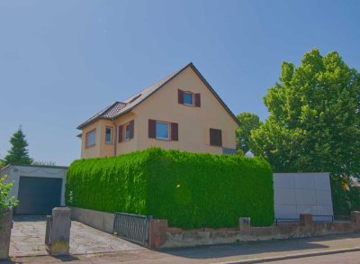 Top renoviert & gut vermietet! Charmante 2,5 Zimmer-Dachgeschosswohnung mit Stellplatz