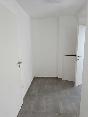 Teilmöblierte, zeitlich befristete 2-Raum-DG-Wohnung mit Einbauküche in Regensburg