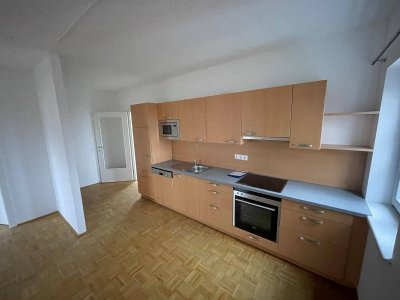 Helle und gemütliche 2-Zimmer-Wohnung in gepflegtem Mehrparteienhaus mit Lift