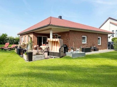 Energieeffizienter KfW-70-Bungalow mit Kamin in Feldrandlage – modern, hell & mit Ausbaureserve