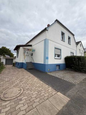 Freistehendes Haus mit großem Garten und Garage