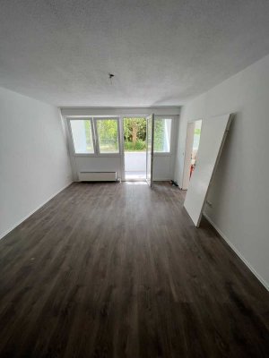 Vollständig renovierte Wohnung mit zwei Zimmern sowie Balkon und Einbauküche in Frankenthal