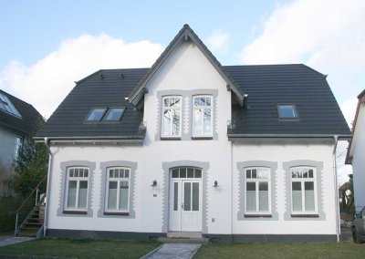 Stilvolle, neuwertige 3-Zimmer-Dachgeschosswohnung mit geh. Innenausstattung mit Balkon und EBK