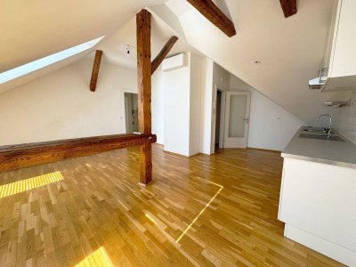 Helle Altbauwohnung mit Liftzugang und stilvollen Holzböden in Leibnitz