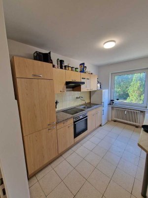 Schöne 2-Zi Wohnung mit Einbauküche und Keller in einer zentralen und ruhigen Lage