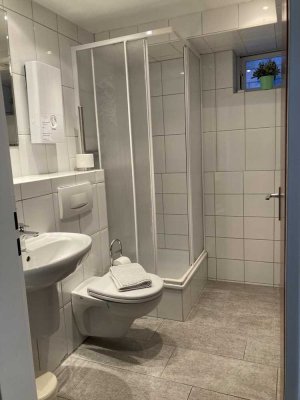Helle, möblierte 1,5 Zimmer Souterrain Wohnung