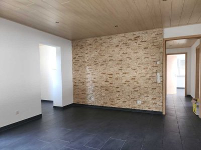 Stilvolle, vollst. renovierte 2,5-Zimmer-Whg. mit lux. Innenaus. mit Balkon und EBK, provisionsfrei