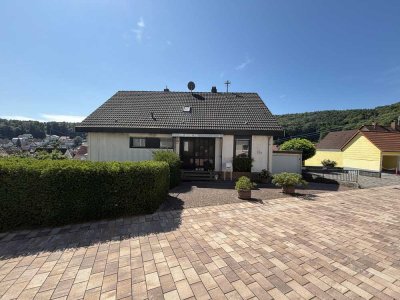 Gepflegtes MFH mit drei Wohnungen in sonniger Lage