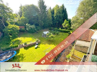 Mandern: weitläufiges, einzugsbereites Familienidyll mit Traumgarten und Bachlauf – 3 Balkone, Garag