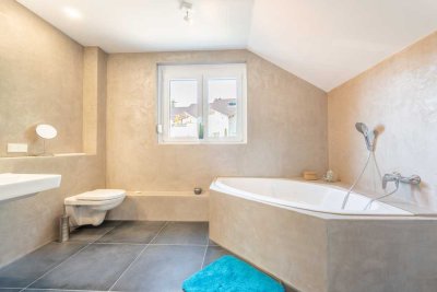 ! Erstbezug nach Sanierung ! : Exklusive 2,5-Zimmer-Dachgeschosswohnung in Bad Dürkheim- Seebach