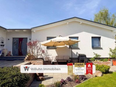 Moderner Bungalow von 2019 mit Solaranlage, Garage und Traumgarten