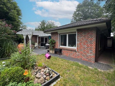 Wohnen im Grünen: Großzügiger Bungalow mit Terrasse, Garten & Pavillon