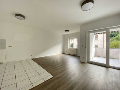 Helles Wohnen mit Balkon nahe der Lahn