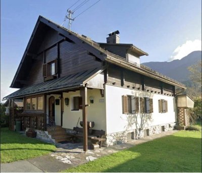 Wohnhaus mit großen Garten