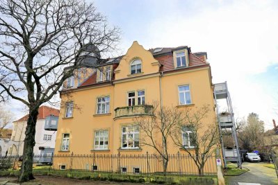 Bezugsfreie 3 Zimmer Dachgeschosswohnung mit Dachterrasse, Einbauküche und Einbaumöbeln