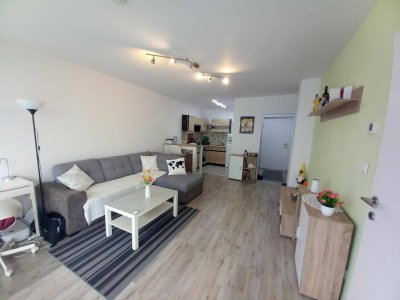 MÖBLIERTE STARTER-WOHNUNG MIT BALKON UND GARAGENPLATZ