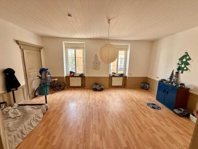Charmante Altbauwohnung mitten in der Innenstadt - 3 Zimmer + große Wohnküche - für Stadtliebhaber