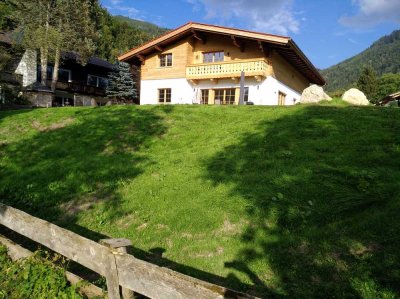 Stilvolle 4-Raum-DG-Wohnung mit Balkon in Unterwössen