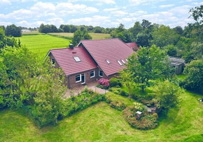 Kernsaniertes Landhaus mit 2 Wohneinheiten und Nebengebäude in idyllischer Alleinlage